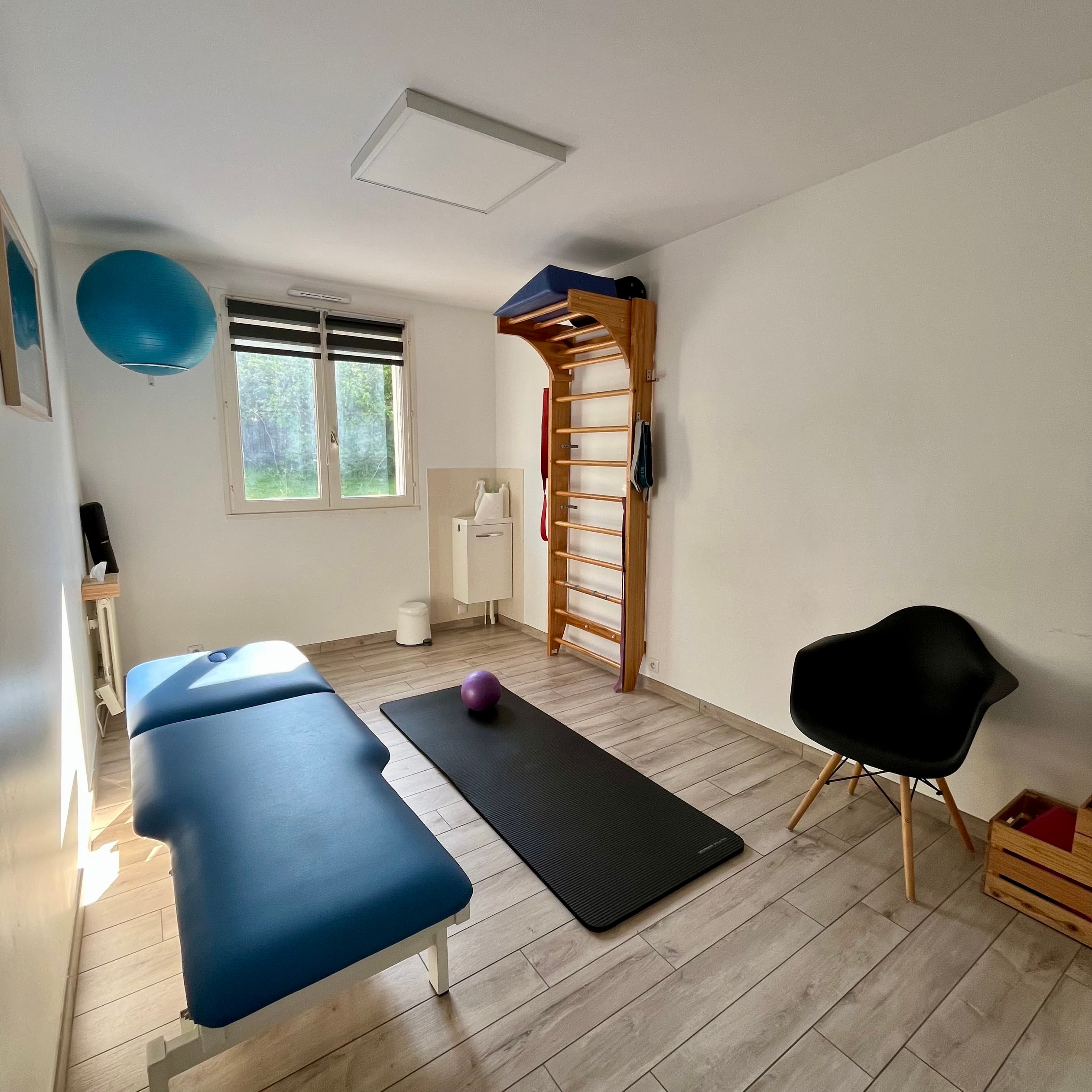 Salle de soin avec table et ambiance tamisée